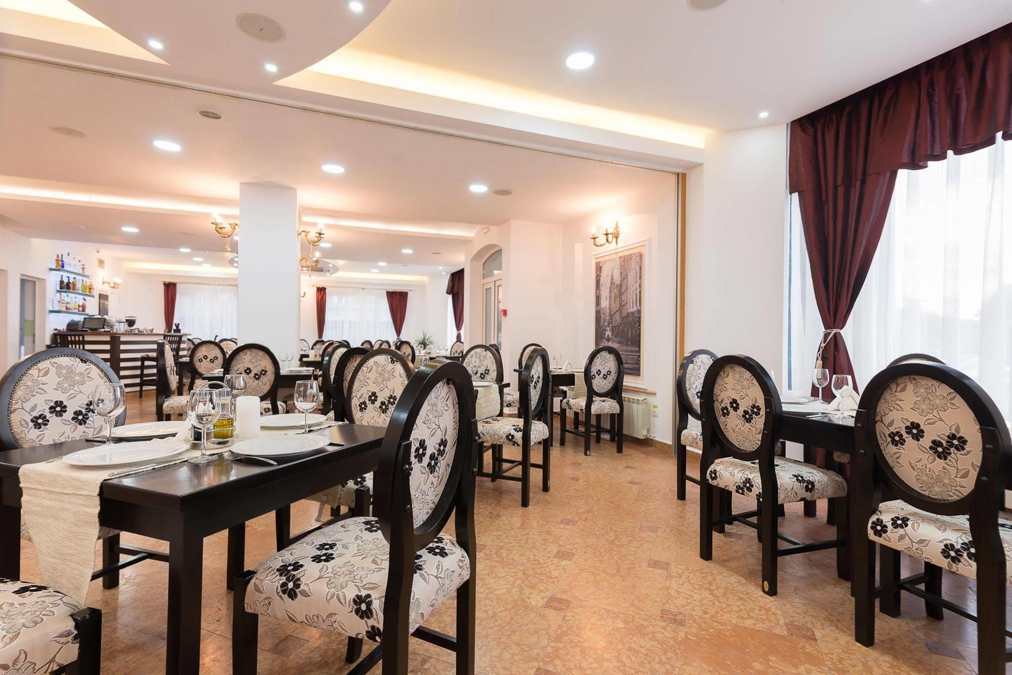 Hotel Athos R.M.T. Kaloşvar Dış mekan fotoğraf