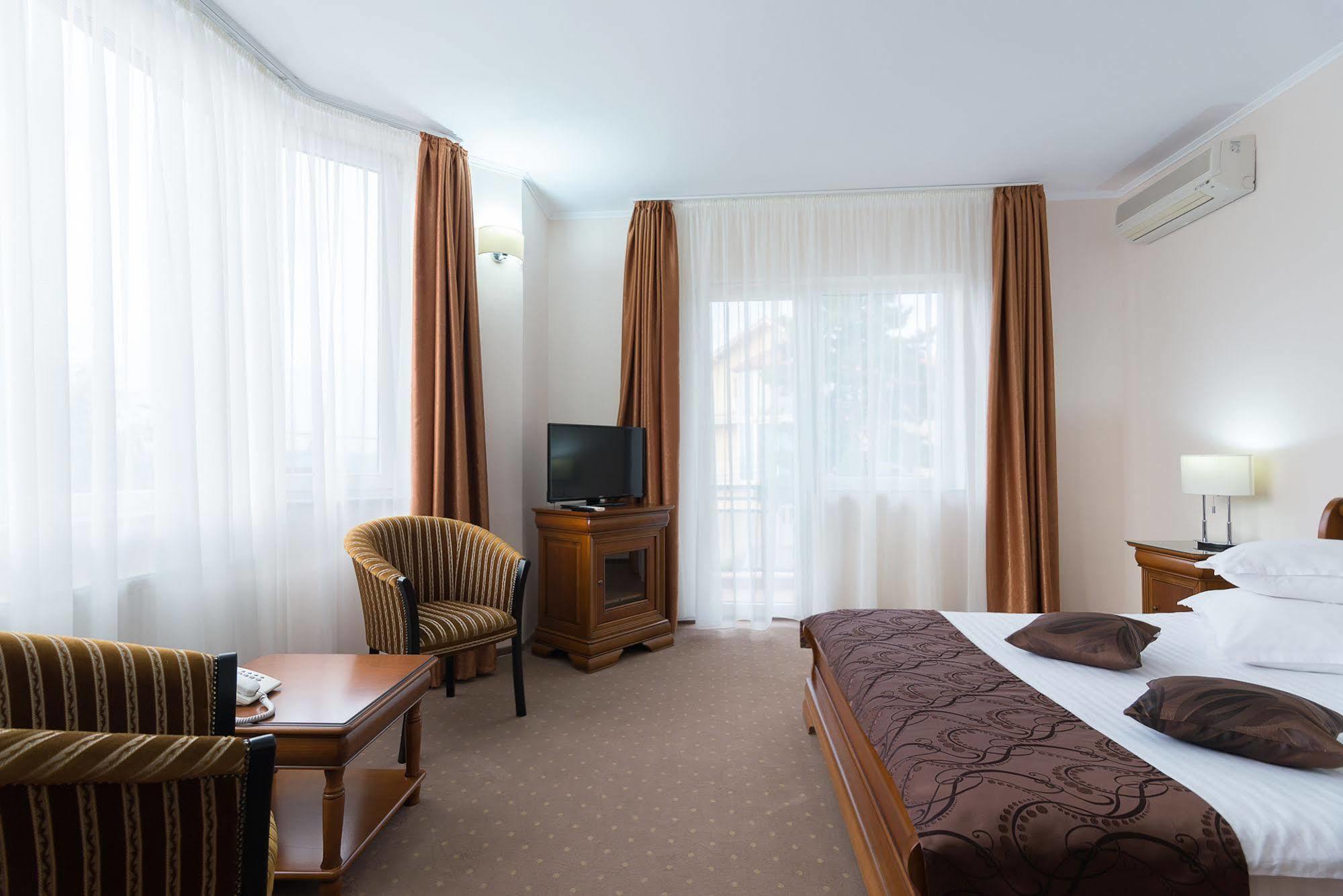 Hotel Athos R.M.T. Kaloşvar Dış mekan fotoğraf